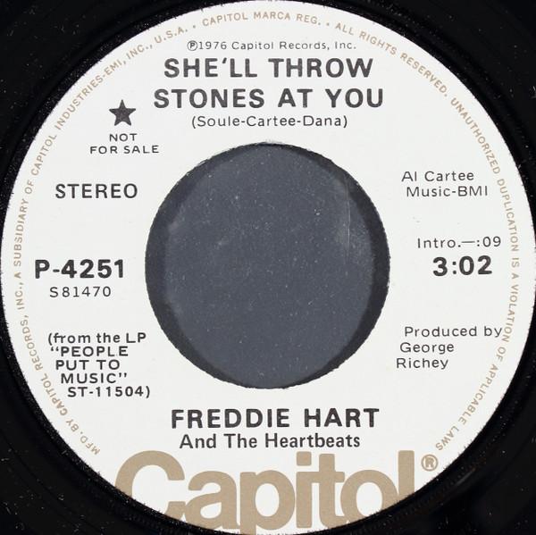 7-дюймовая пластинка FREDDIE HART & THE HEARTBEATS - Она будет бросать в тебя камни P4251PROMO CAPITOL 1976 США Кантри/Фолк Б/У