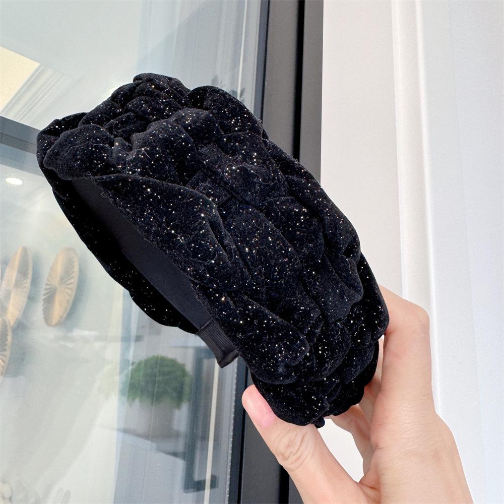 Плетеная повязка на голову из золотого бархата, черная с золотым тиснением — элегантный широкий дизайн для изящного профиля