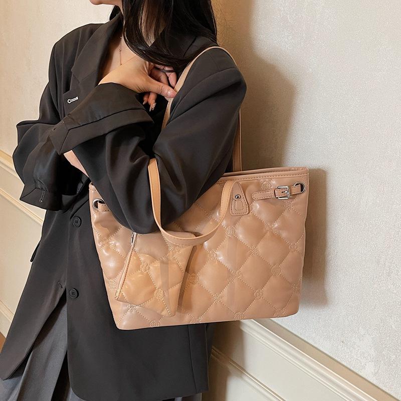 Сумка-цепочка ромбовидной формы женская 2025 новая осень и зима высококлассная ретро сумка через плечо большая вместимость сумка-тоут для通勤