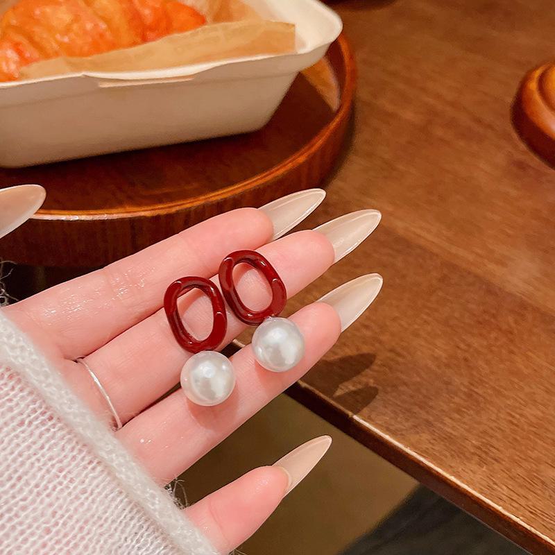 Элегантные серьги с красным геометрическим жемчугом для праздничного образа осенью и зимой