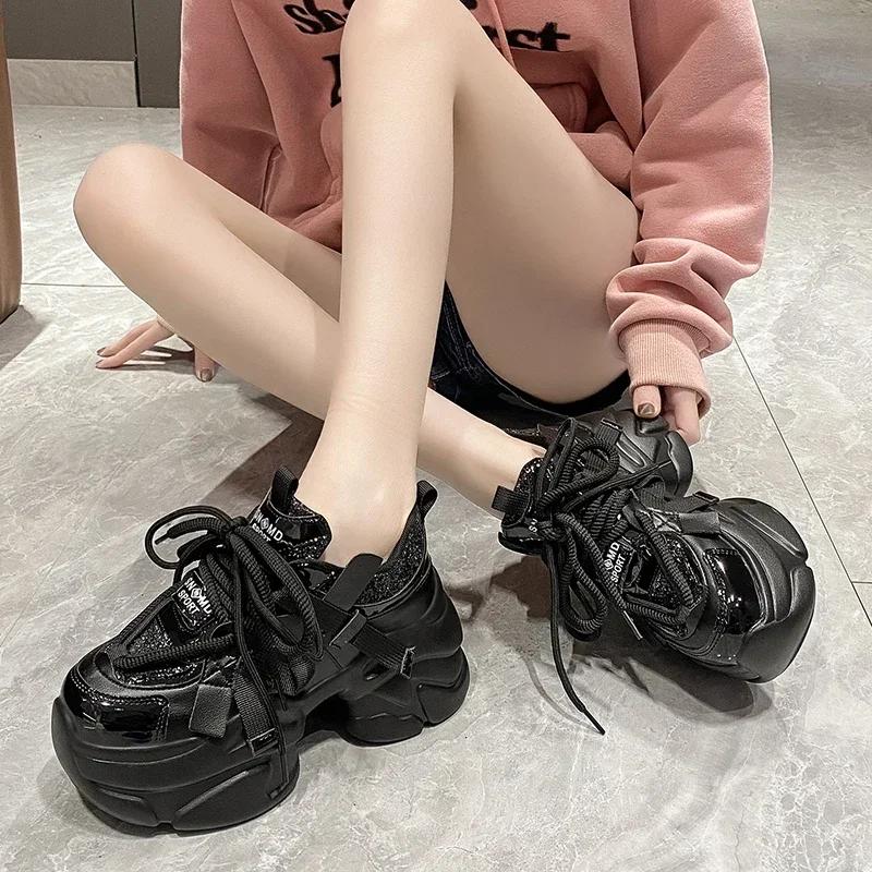 Женские блестящие красные массивные кроссовки, зимние теплые меховые туфли на высокой платформе, женские повседневные туфли на танкетке для папы, кожаные спортивные кроссовки 8 см