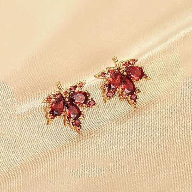 Серьги с красным кленовым листом: Трендовый осенне-зимний женский нишевый аксессуар высокого класса 2023