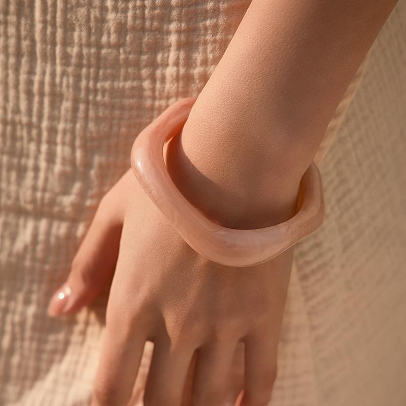 Модные уникальные нерегулярные акриловые браслеты-манжеты для женщин, простая текстура, многоцветный геометрический открытый браслет, женские ювелирные изделия