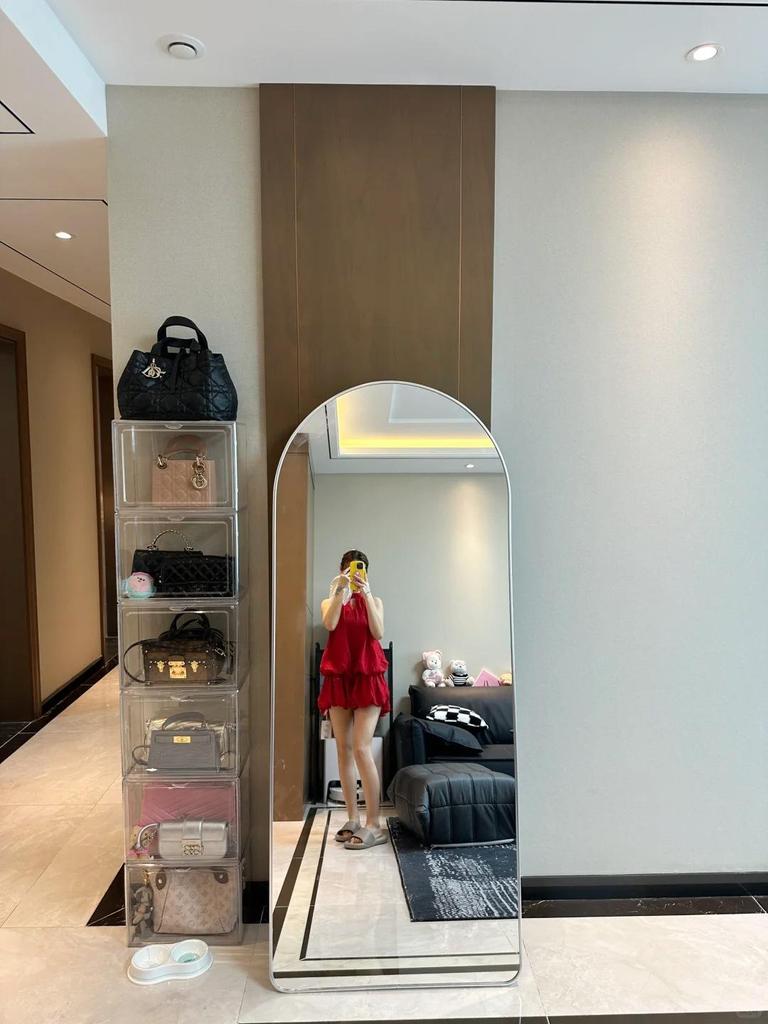 Arched Full-Length Mirror – Light Luxury Floor Mirror for Homes or Clothing Stores, Perfect for Dressing Rooms.