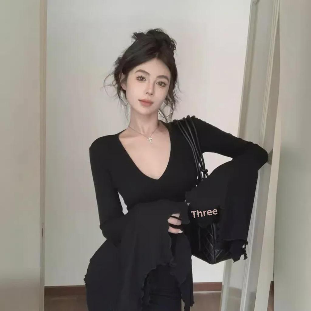 Осенняя футболка с V-образным вырезом и расклешенными рукавами для женщин