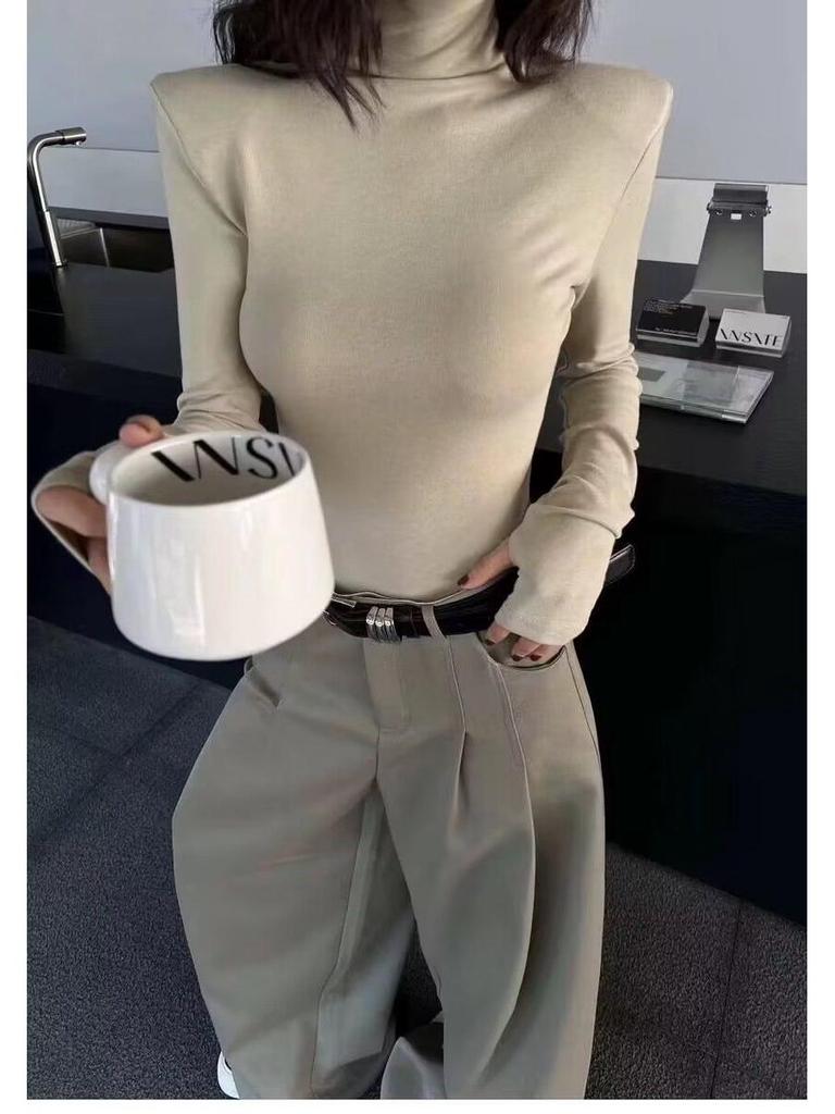 Женская белая бархатная футболка с длинным рукавом и высоким воротником, с подплечниками - Облегающий крой для осени/зимы 2025