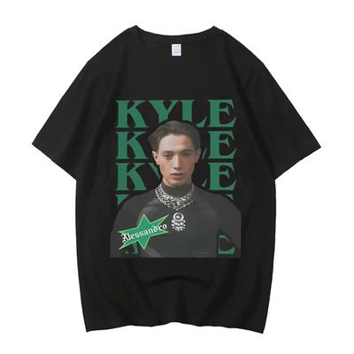 На лето 2025 года футболка Kyle Alessandro из высококачественного 100% хлопка для мужчин от Merch, Норвегия, является модной верхней одеждой
