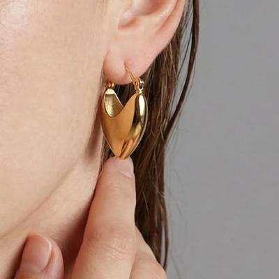 Серьги из нержавеющей стали в форме сердца с покрытием из 18-каратного золота: Высококлассный европейский дизайн для женщин