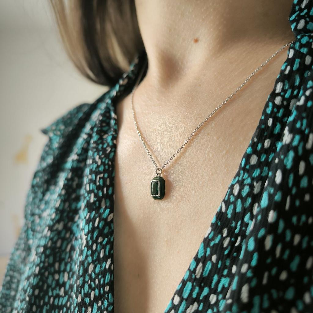 Серебряное колье с фианитами, емаллю, вес изделия 2,1 гр (60002240)