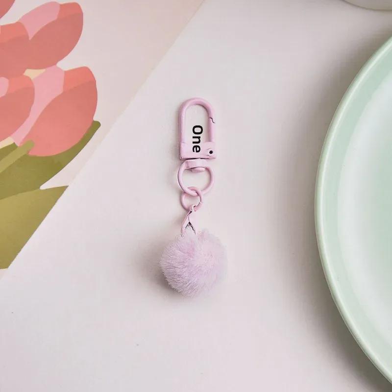 Брелок для ключей в виде разноцветного плюшевого шарика с молочным кулоном, абажуром в виде макарон и вращающейся пряжкой.