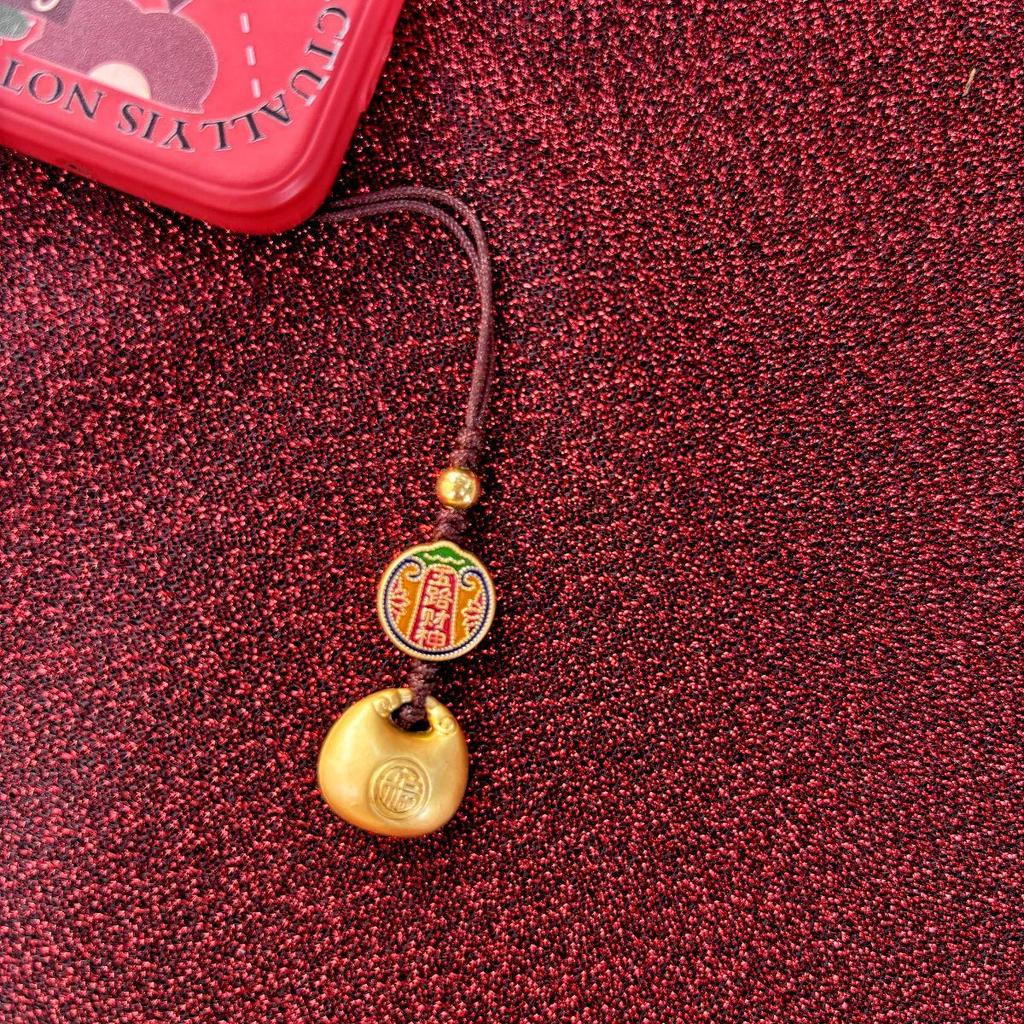 Древний золотой брелок-подвеска с красной веревкой на удачу