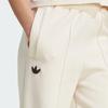 adidas Оригинальные трикотажные спортивные штаны Adicolor Neuclassics с вышитым полосатым логотипом и эластичным поясом, широкие штанины, женские плавки Miracle-White IM1834