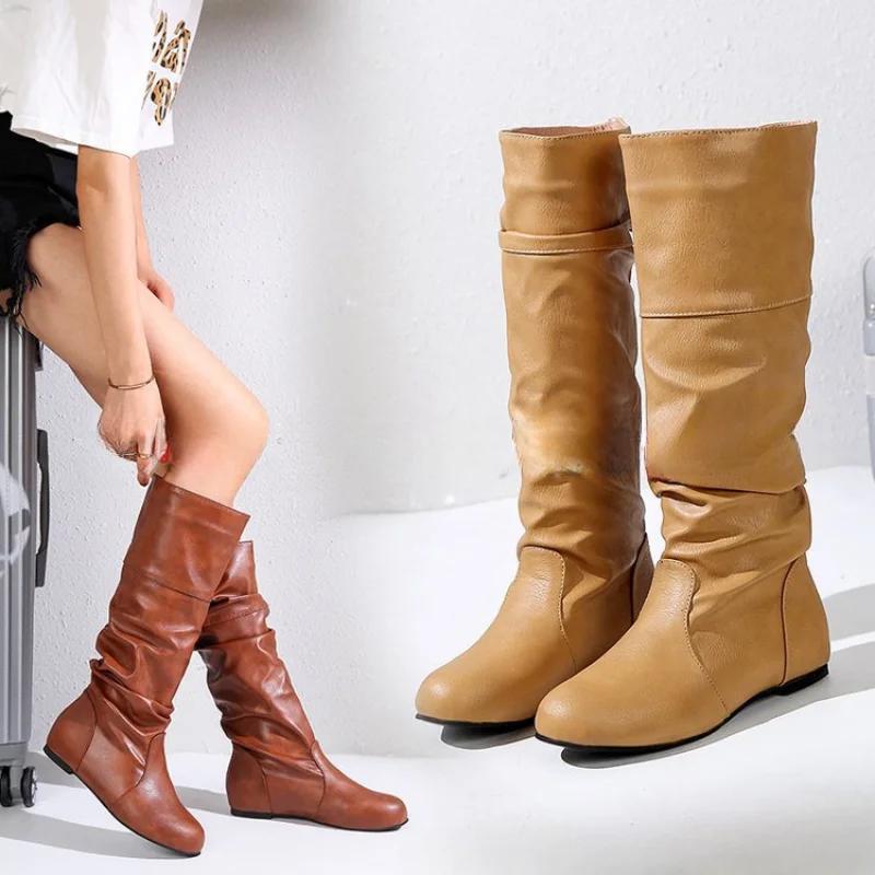Осенняя женская обувь на плоской подошве. Ботинки до середины голени с мятой кожей. Нескользящая женская обувь для ходьбы. Модные женские ботинки.