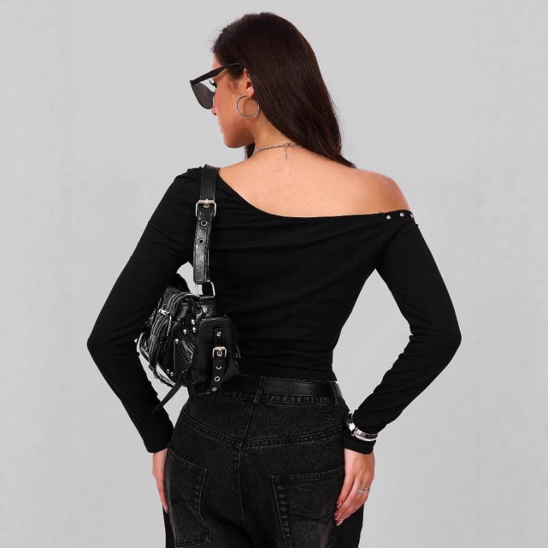 Новая горячая девушка, футболка с косым вырезом и декором из металлических заклепок, облегающая