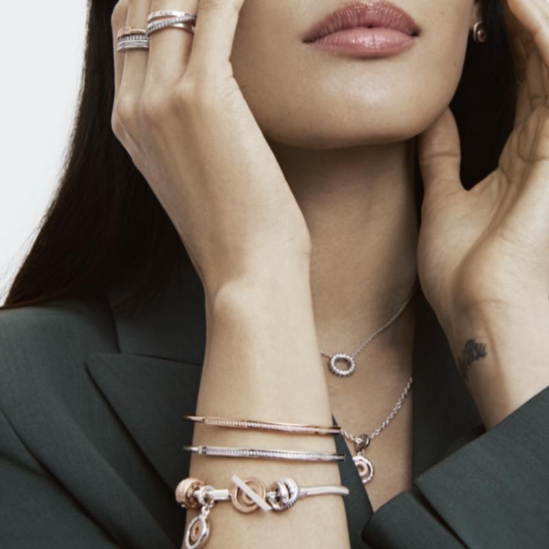Pandora Браслет-бангл Rose Signature I D с паве 582313c01
