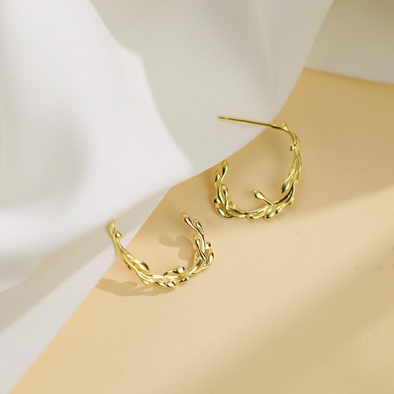 Серьги Design Sense в форме листа и оливковой ветви в форме буквы C. Женская мода. Литературный веер. Красивые серьги-гвоздики в форме ветви индивидуальности.