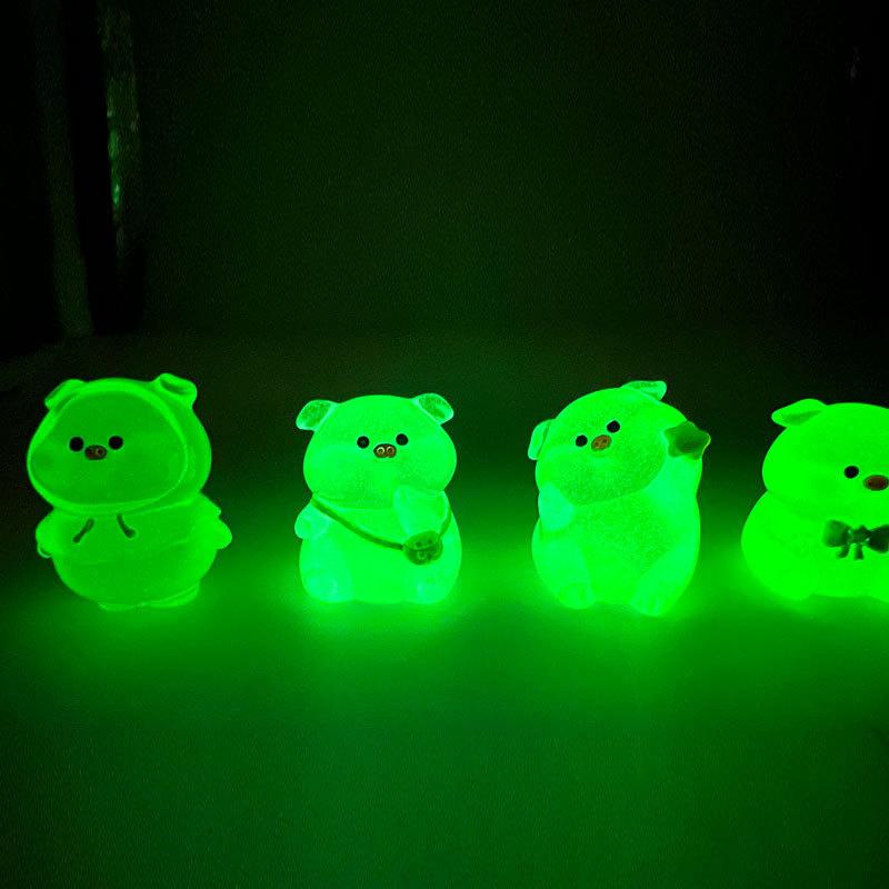 1Pcs Luminous Cartoon Pig Model Lovely Glow In Dark Display Stand Bookshelf Desk Decoration Micro Landscape Figure