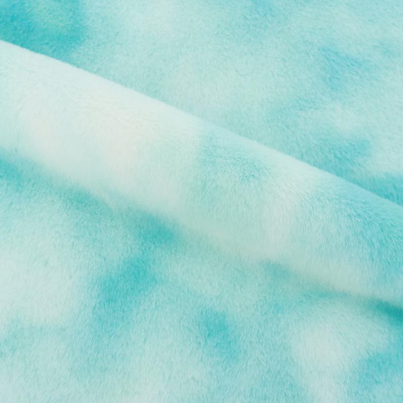 Ткань из бархата с радужным градиентом и имитацией кроличьей шерсти с фантазийными цветами