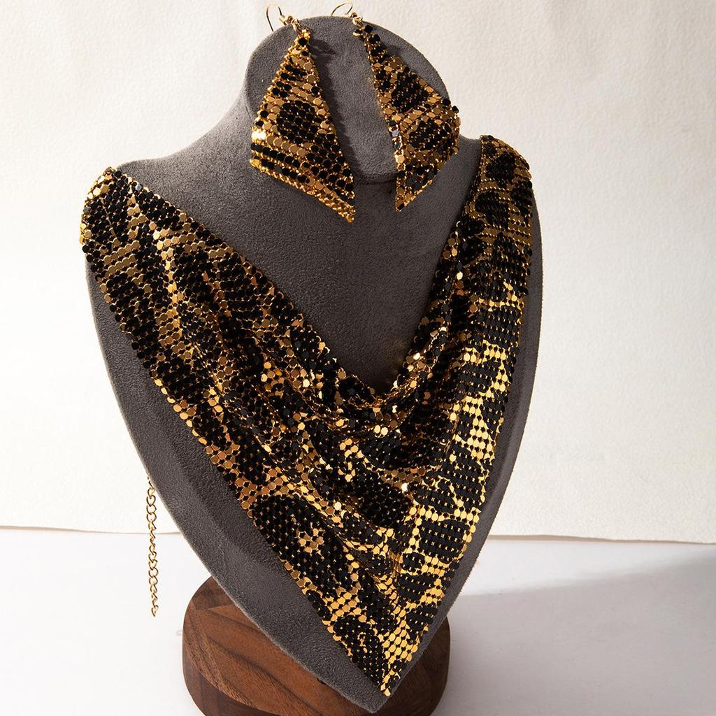 Шарф с треугольными блестками и леопардовым принтом, ожерелье и серьги: Ретро, сексуальная и трендовая мода высокого класса.