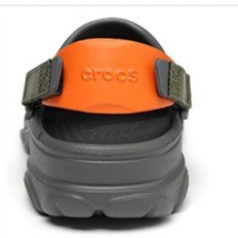 Выберите 1 из 5 классических вездеходных сабо Crocs