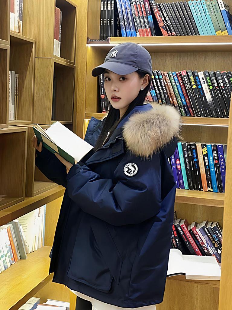 Women's 2025 Winter Windbreaker Down Jacket: Thickened, Loose-Fit Outdoor Parka for Petite Sizes