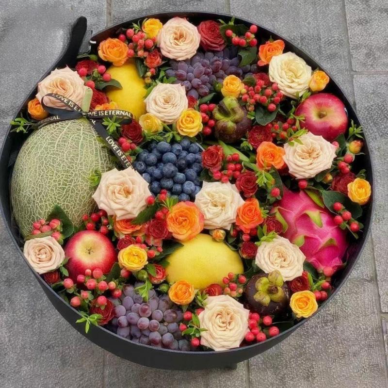 Прозрачная круглая подарочная коробка для цветов и фруктов, которую удобно носить в руке.