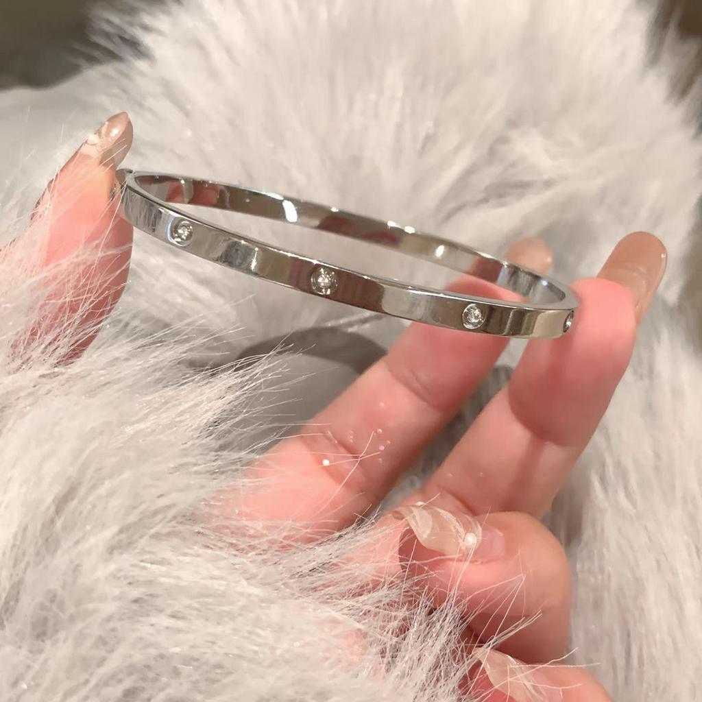 Hot-Selling Titanium Steel Luxury Bracelet Collection: Versatile Design