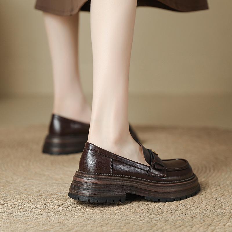 Лоферы на толстой подошве в британском стиле ретро с одним ремешком женские классические камелии 2025 ранняя весна маленькие кожаные туфли одинарная обувь