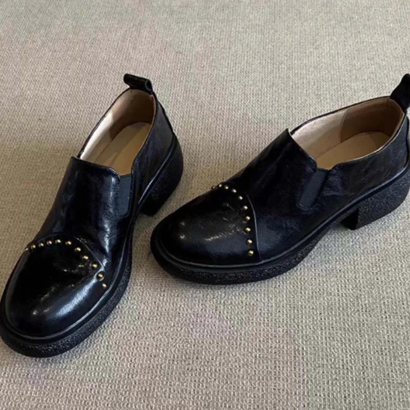 Модные кожаные мягкие женские туфли дерби с острым носком, черные балетки, британская повседневная женская спортивная обувь, кожаные слипоны, заклепки