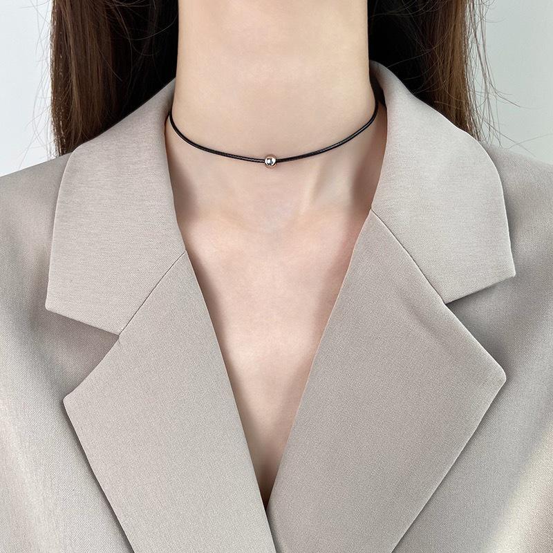 Женское кожаное колье-чокер из титановой стали с бусинами в японском и корейском стиле – не выцветающий, модный аксессуар для ключиц