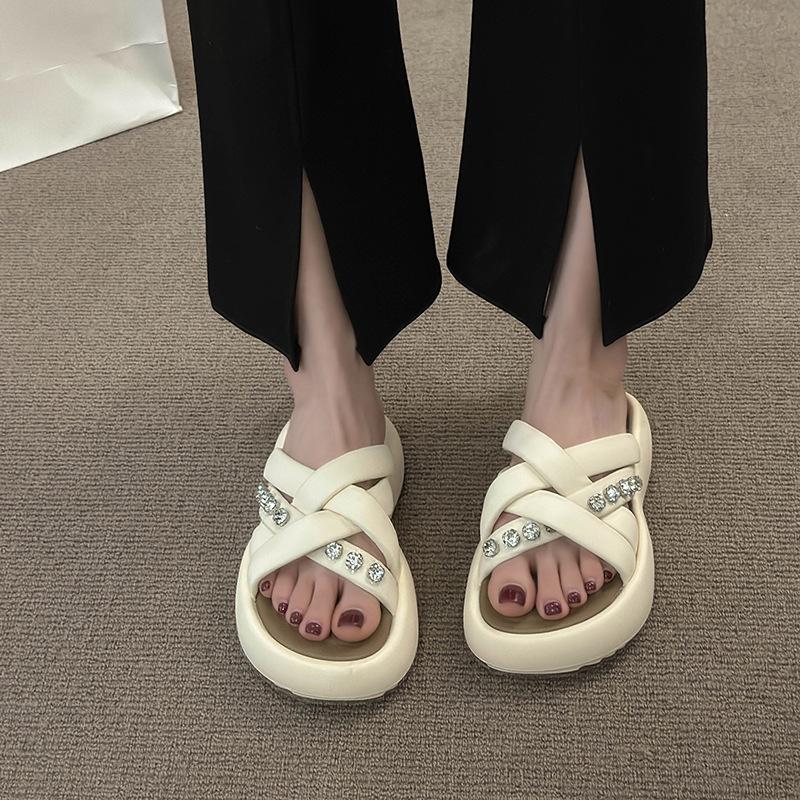 Тапочки со стразами на толстой подошве, лето 2025, новые женские тапочки с плоским дном и открытыми перекрещенными носками, дышащие