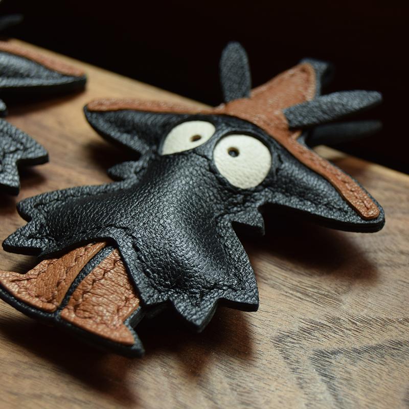 Трава и шляпа/кожа, сшитая вручную, зеркало заднего вида, подвеска для ключей от машины, сумка, женский черный модный брелок