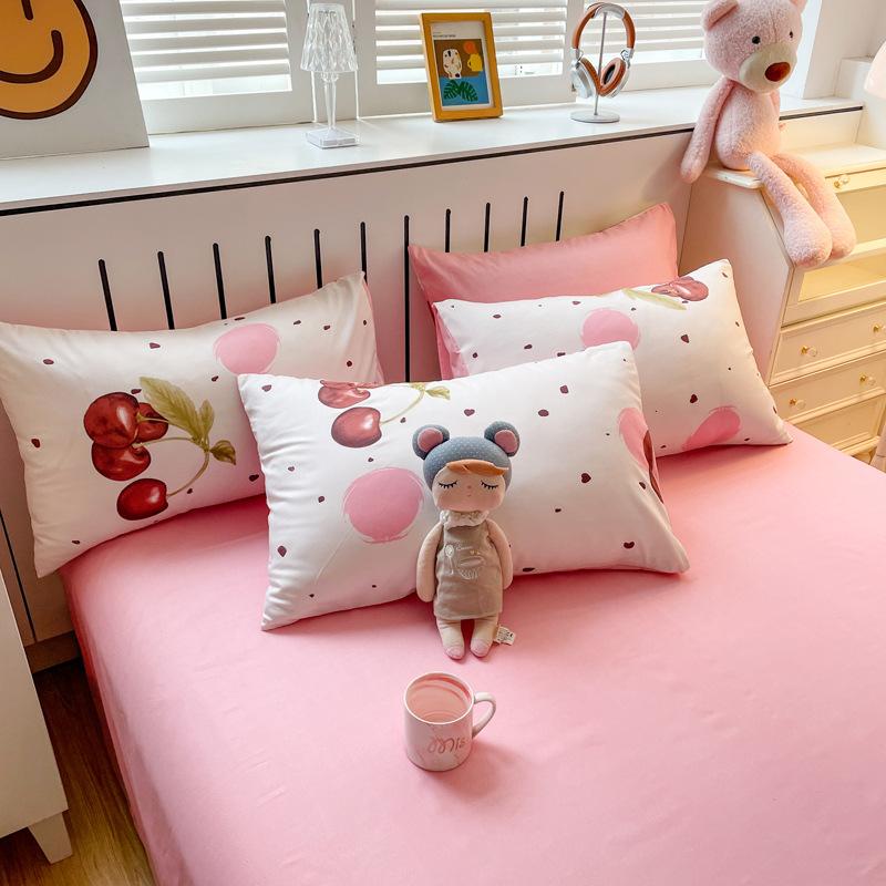 Комплект из четырех предметов: кровать с цветочным узором, комплект из стираных одеял, комплект из трех предметов для одноместной спальни