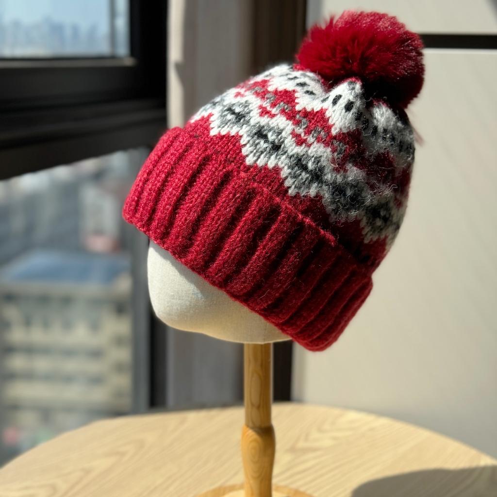 Рождественская шерстяная шапка Fair Isle для женщин, зимняя теплая и милая шапка с меховым помпоном для защиты ушей, модная холодная шапка