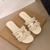 Французские тапочки с жемчугом, женская летняя одежда 2025 года, новые сказочные маленькие ароматные стильные модные тапочки с плоским дном, одно слово, пляжные классные тапочки