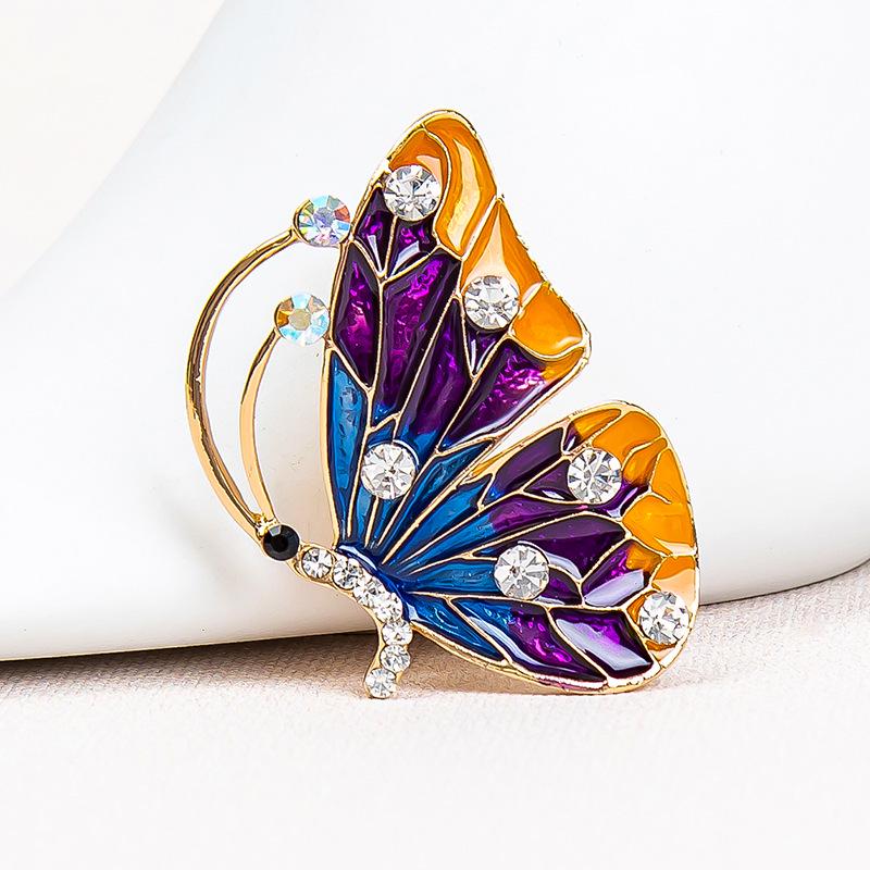 Элегантная эмалевая брошь в виде бабочки — модный аксессуар для костюма высокого класса