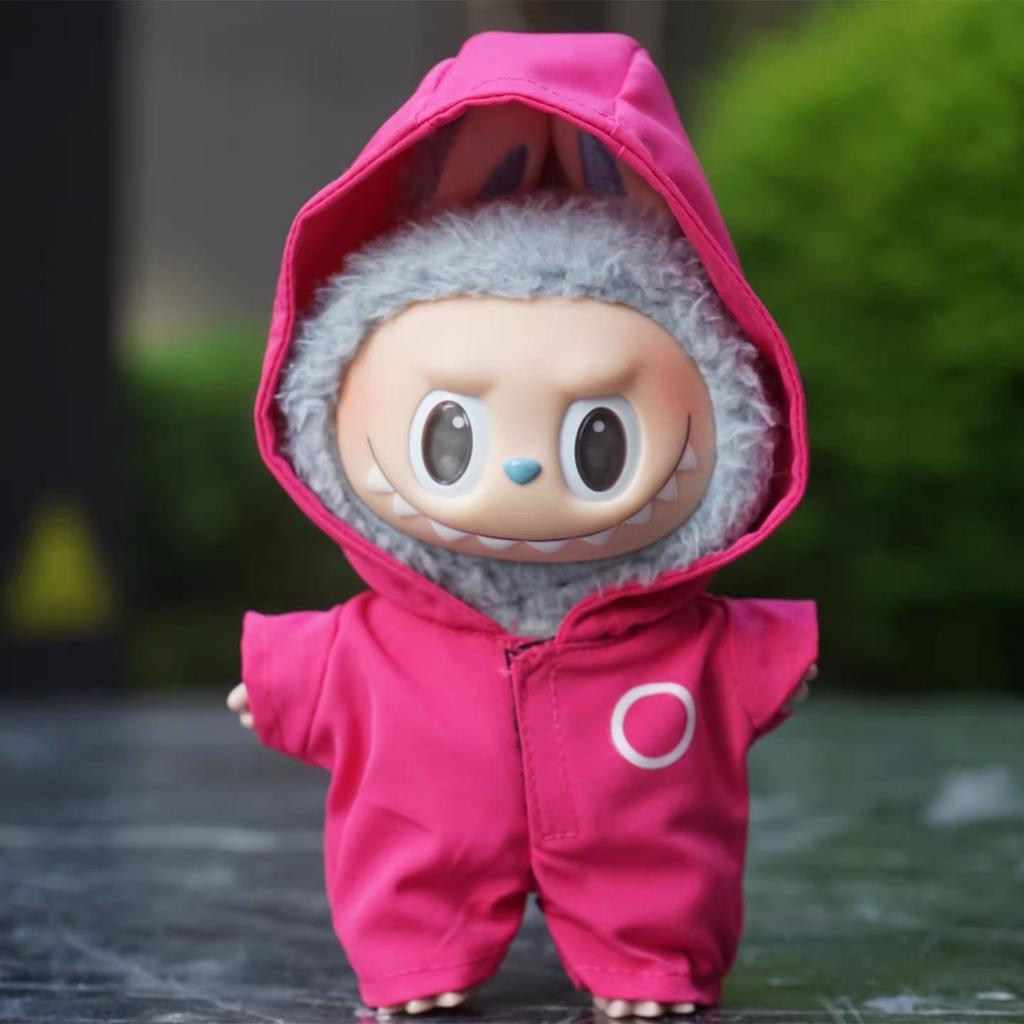 Комплект спортивной одежды Labubu, доступный в зеленом и розовом цветах, с разными номерами и узорами для розового комбинезона
