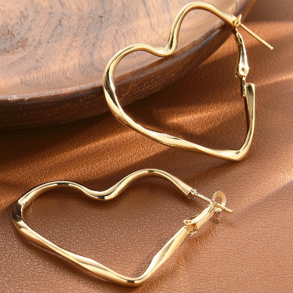 Fashionable and Cute Female Personality Exaggerated Hollow Heart Design Earrings, Suitable for Girls' Birthday Jewelry Gifts.