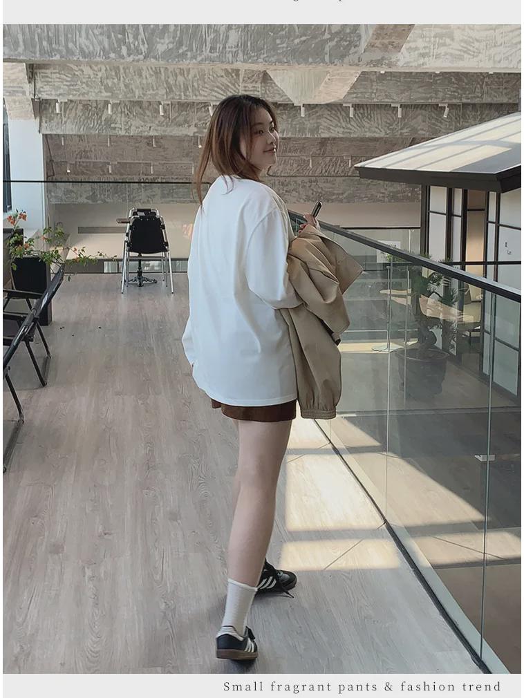 Женская футболка свободного покроя из хлопка белого цвета с длинными рукавами и разрезом по низу - осенний свободный крой