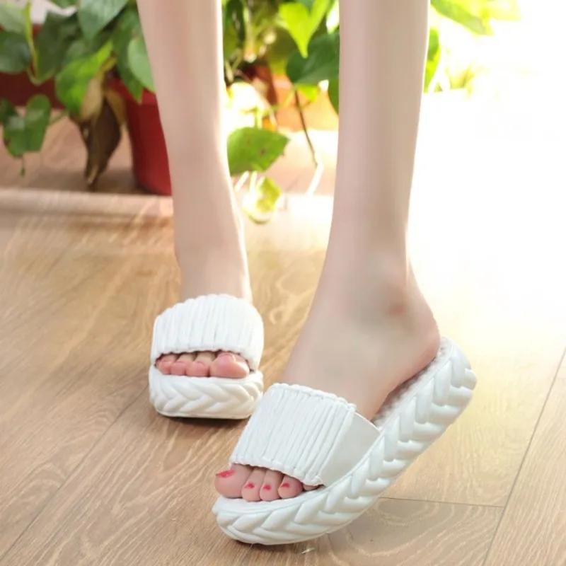 Женские тапочки люксовых брендов. Теплые меховые женские туфли с толстой подошвой. Тисненые хлопковые тапочки для улицы. Повседневные тапочки для всех видов спорта.