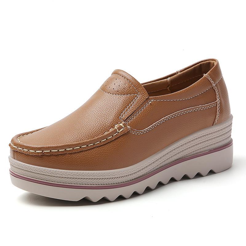 Женские закрытые туфли на танкетке