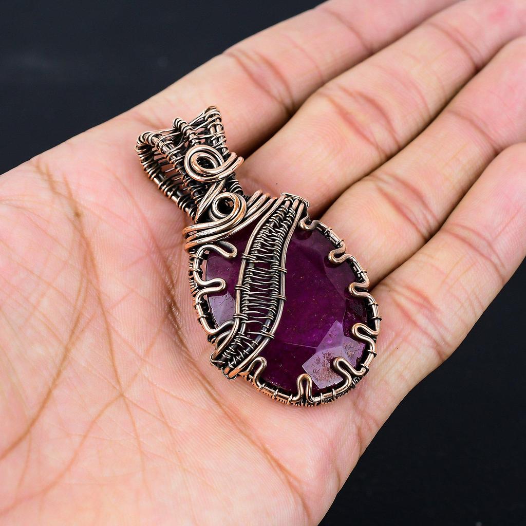 Созданный в лаборатории рубиновый драгоценный камень из чистой медной проволоки, обернутый ювелирными изделиями ручной работы