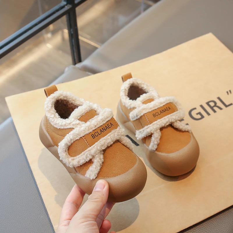 2024 Детские меховые кожаные туфли для девочек, зимняя новая мода в корейском стиле, мягкая подошва, нескользящая, универсальная, шикарная, повседневная обувь