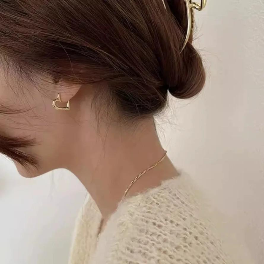 1 пара простых сережек-колец с полым сердцем серебристого цвета для женщин, модный кафф для ушей нового бренда, пирсинг, винтажные серьги, подарок