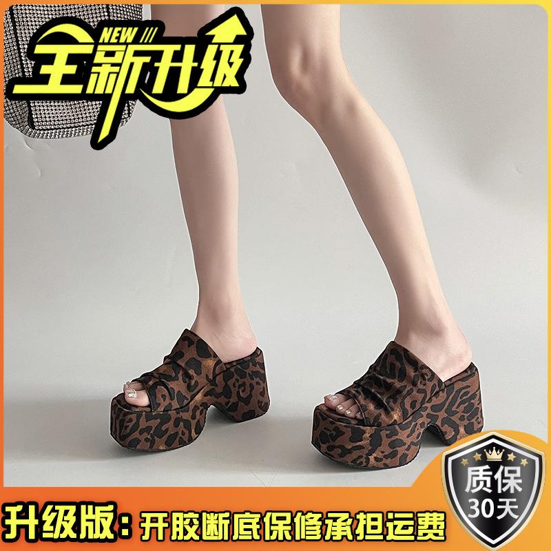 Красивые босоножки на танкетке с леопардовым принтом, женские, весна-лето 2025, новая верхняя одежда, складки на толстой подошве с юбкой, классные тапочки на высоком каблуке