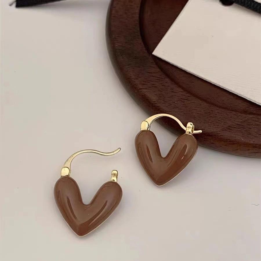 Элегантные женские серьги-сердечки из белой глазури - модный аксессуар 2023 года