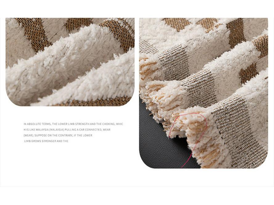 Плюшевый нескользящий кремовый чехол на диван на все четыре сезона