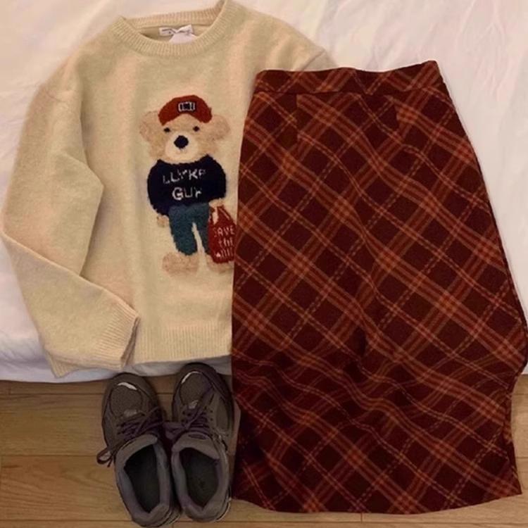 Women's Red Plaid Woolen Skirt - Slim-Fit, Hip-Hugging, Mid-Length, Slit Design for Pear-Shaped and Plus-Size Figures.