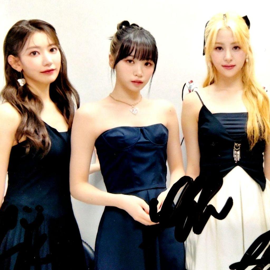 [Б/У] Распродано...Фото размера L с автографом Люцерафима...3