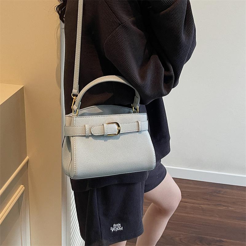 Премиальная маленькая квадратная сумка с узором личи для женщин, новая летняя модная сумка на плечо 2025 года, сумка-тоут в иностранном стиле с ремешком и пряжкой